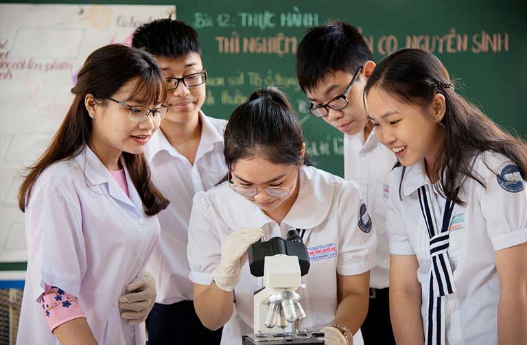 Học sinh học ở phòng thí nghiệm tại Trường Quang Trung Nguyễn Huệ