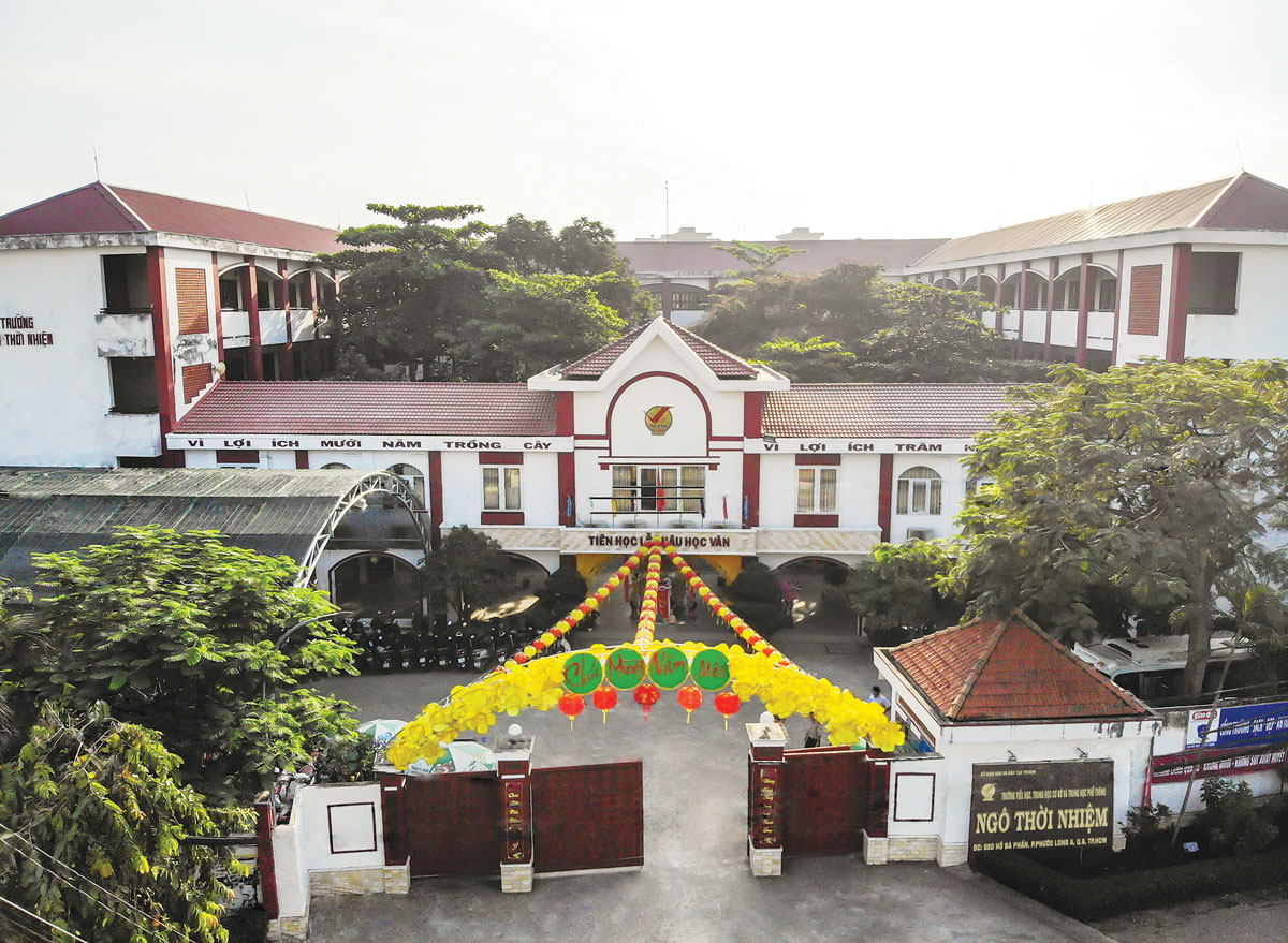 Cổng ngôi trường Trung Học Ngô Thời Nhiệm